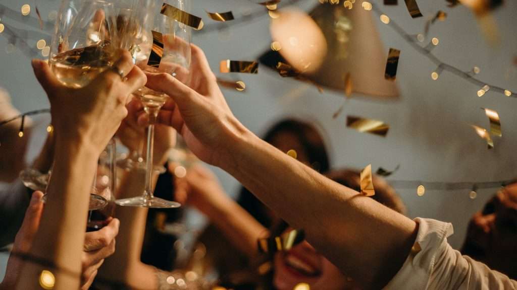 Cómo hacer un brindis que emocione: consejos y ejemplos